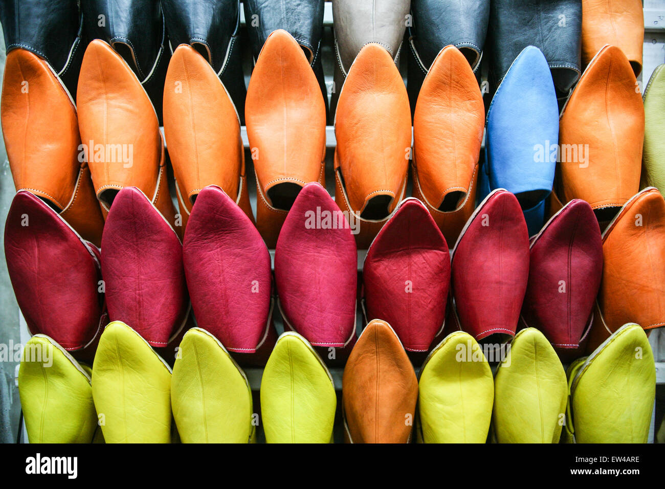 Bunte Hausschuhe / Schuhe / lokalen Stil Leder handgefertigt babouche durch marokkanische Handwerker für Verkauf an dieser Straße ausgeht, Marrakesch, Marokko, Afrika, Stockfoto