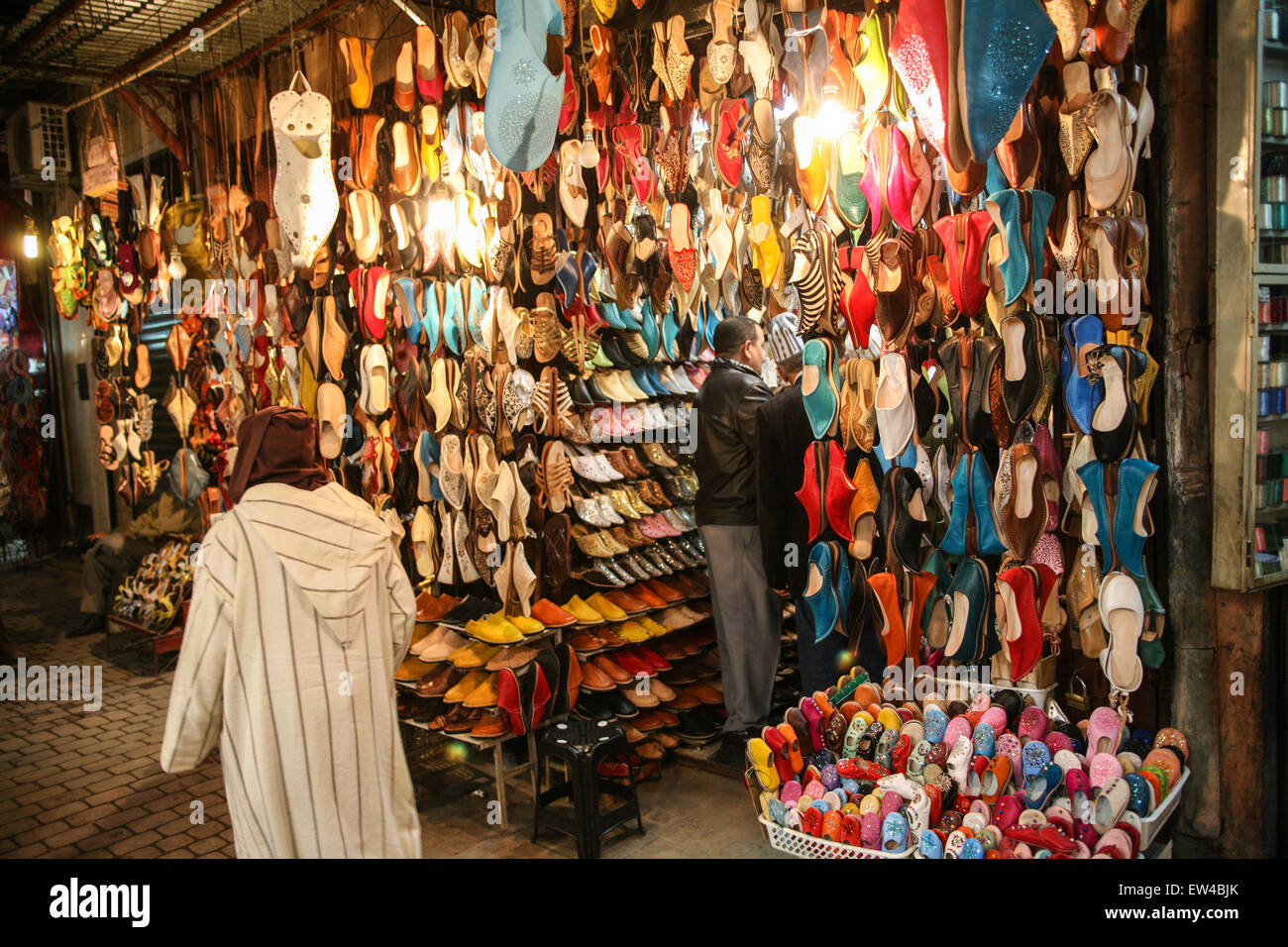 Bunte Hausschuhe / Schuhe / lokalen Stil Leder handgefertigt babouche durch marokkanische Handwerker für Verkauf an dieser Straße ausgeht, Marrakesch, Marokko, Afrika, Stockfoto