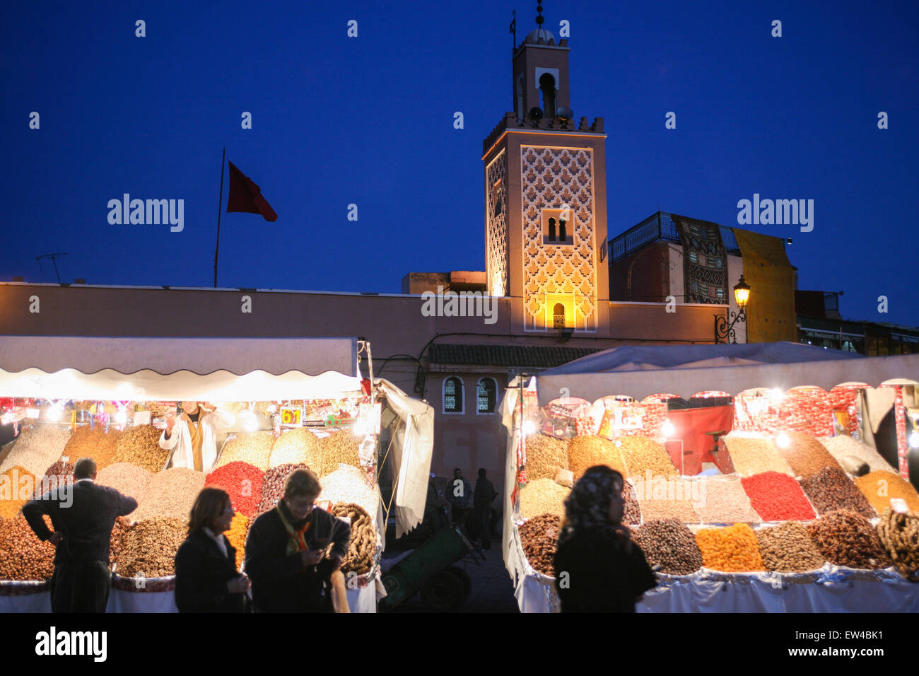 Früchte und Nüsse für Verkauf an dieser Straße auf, Djemaa, Djamaa El Fna, mit Moschee im Hintergrund, der Hauptplatz in Marrakesch, Moro Stockfoto