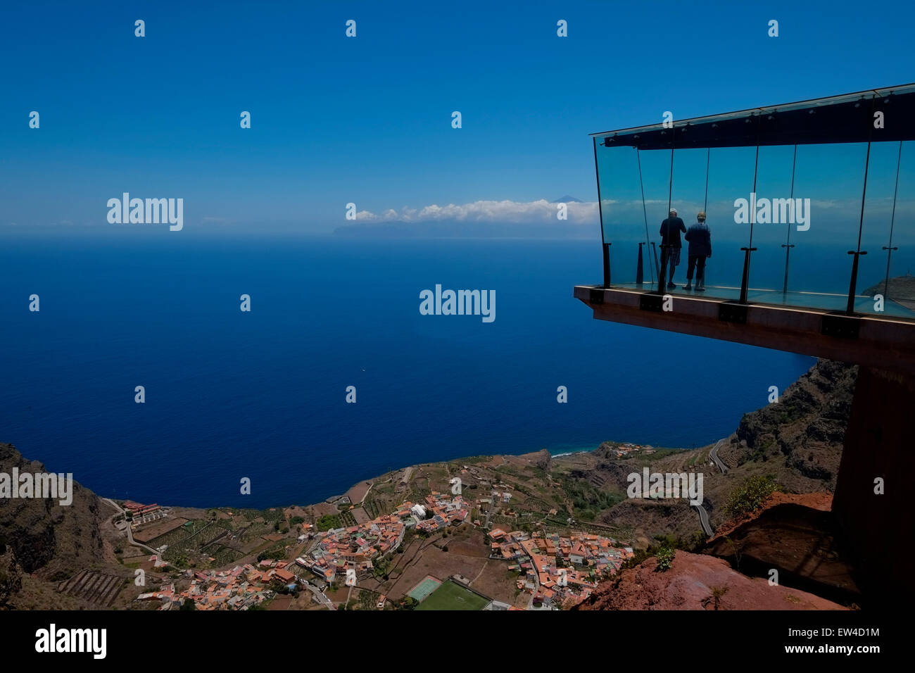 Touristen vom Mirador de Abrante Aussichtspunkt aus strukturellem Glas auf dem Hügel von Abrante 620 m über dem Meeresspiegel, am Rand einer Klippe mit einem vertikalen Abstieg von 200 m über dem Atlantischen Ozean auf der Insel La Gomera, Eine der kleineren Kanarischen Inseln, eine autonome Gemeinschaft Spaniens Stockfoto