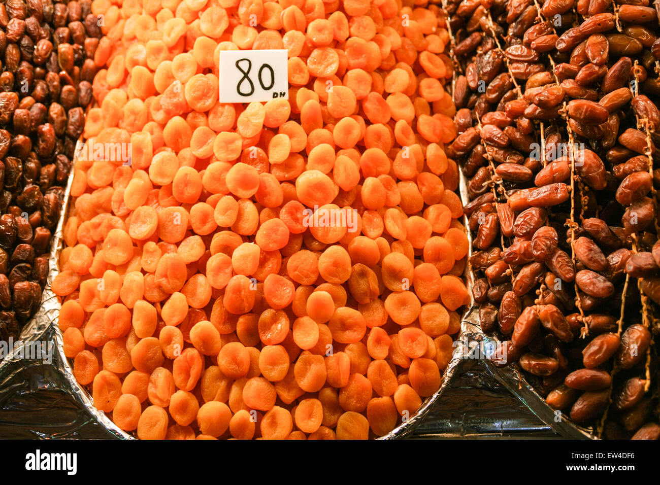 Aprikosen und Termine unter den Früchte und Nüsse für Verkauf an dieser Straße auf, Djemaa, Djamaa El Fna, dem Hauptplatz in Marrakesch/Marrak Stockfoto