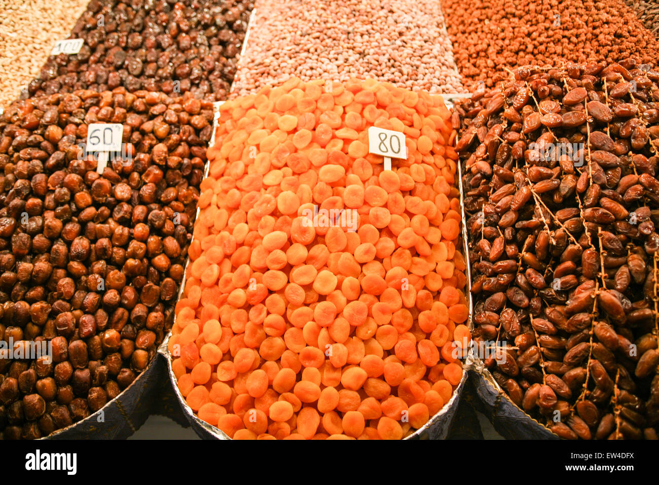 Aprikosen und Termine unter den Früchte und Nüsse für Verkauf an dieser Straße auf, Djemaa, Djamaa El Fna, dem Hauptplatz in Marrakesch/Marrak Stockfoto