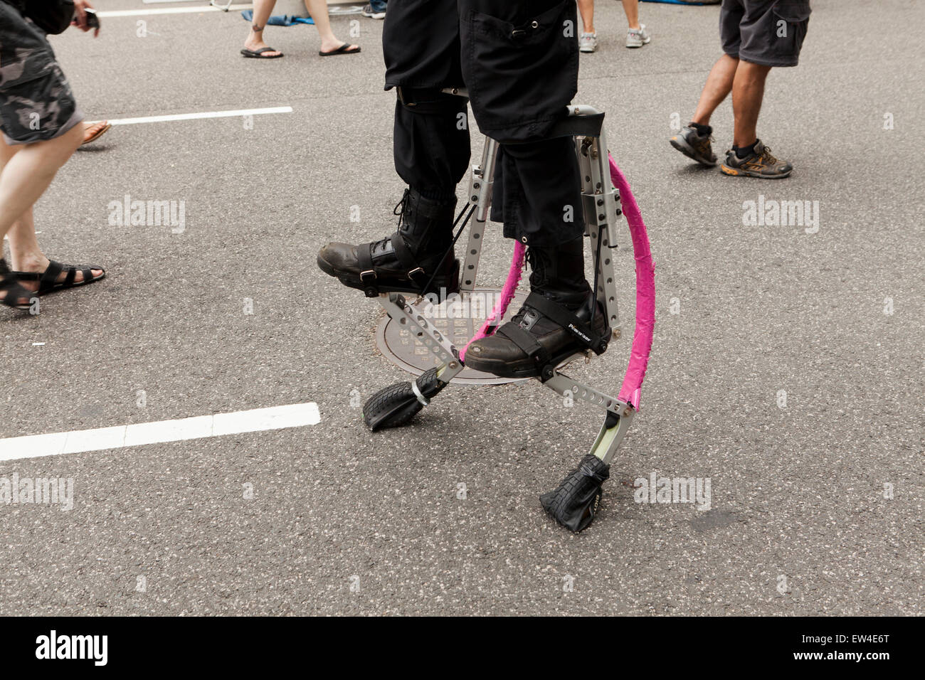 Mann zu Fuß auf Stelzen - USA springen Stockfoto