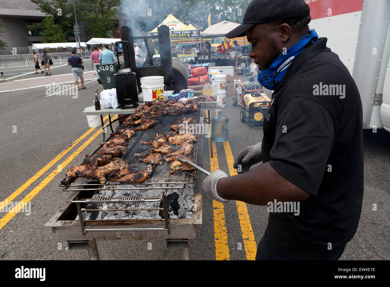 Mann Grillen Huhn bei einem Outdoor-Festival - USA Stockfoto