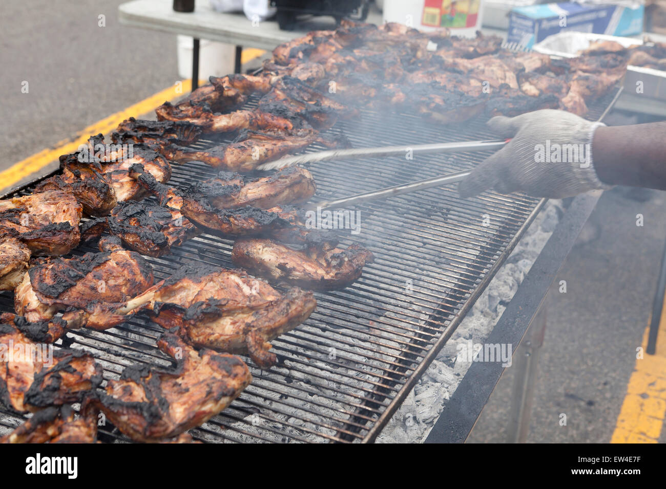 Mann Grillen Huhn bei einem Outdoor-Festival - USA Stockfoto