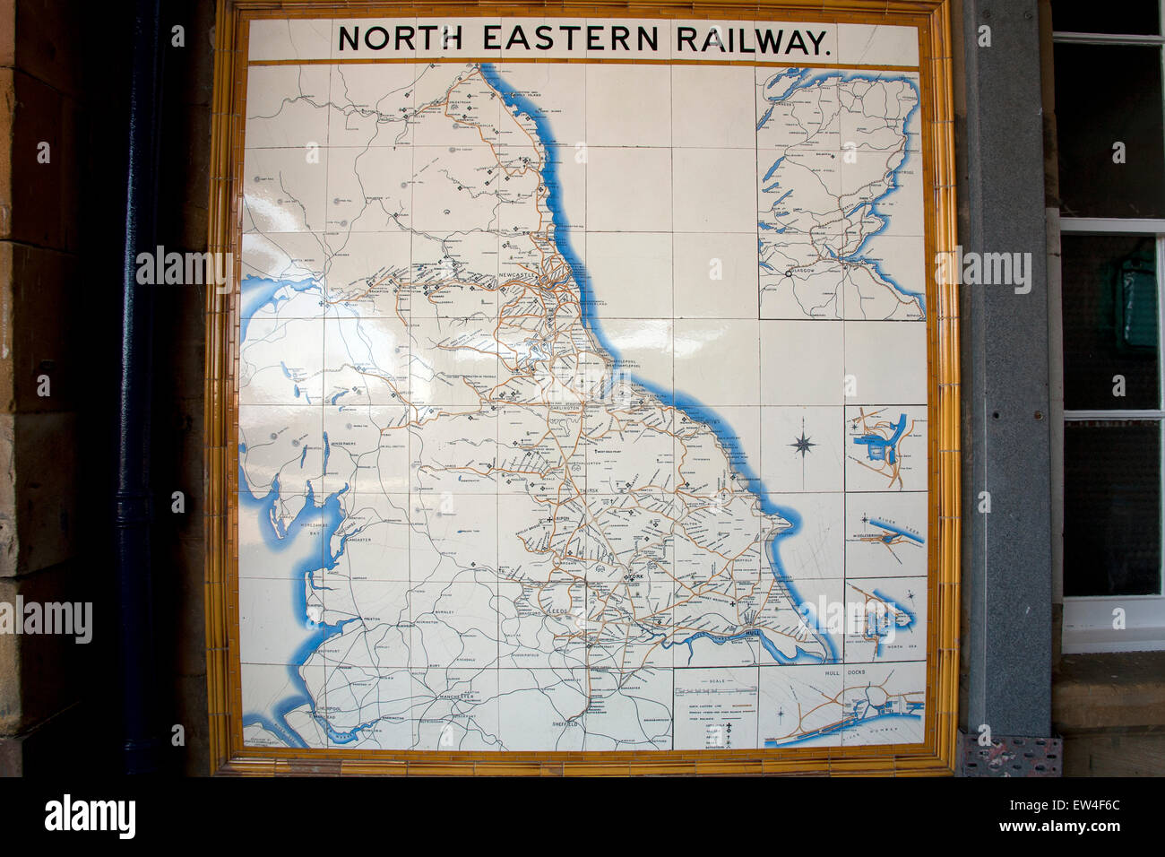 Gekachelte Karte zeigt die Route der alten North Eastern Railway, Scarborough Station, Scarborough, North Yorkshire, England UK Stockfoto