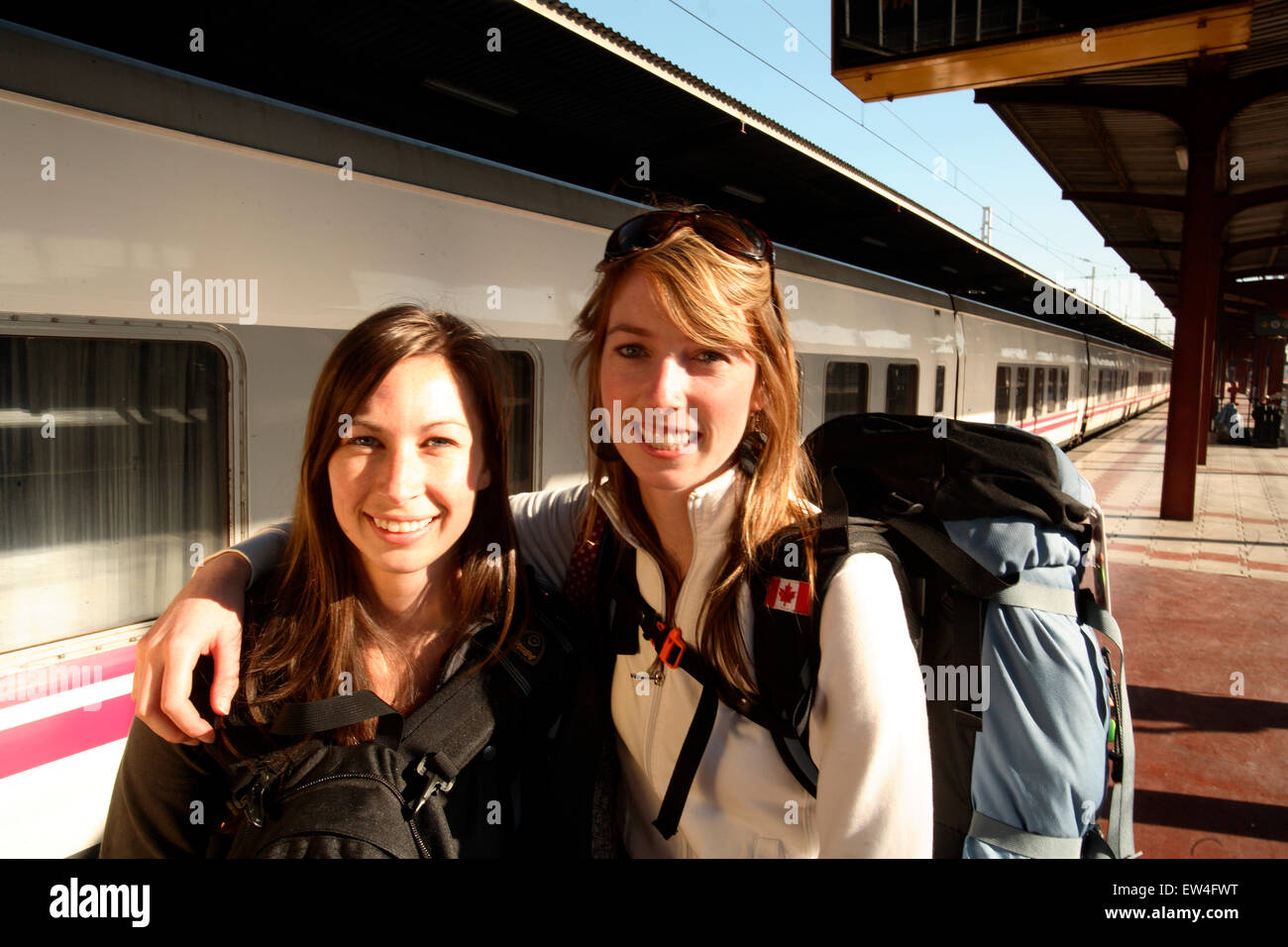 Zwei junge weibliche Kanadier Reisen mit dem Zug in ganz Europa am Bahnhof Atocha in Madrid Spanien. Stockfoto