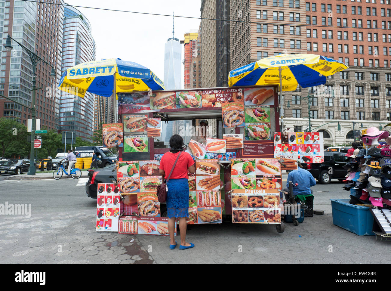 Ein Lebensmittel-Anbieter auf Batterie Platz in Lower Manhattan, New York City mit 1 World Trade Center im Hintergrund. Stockfoto