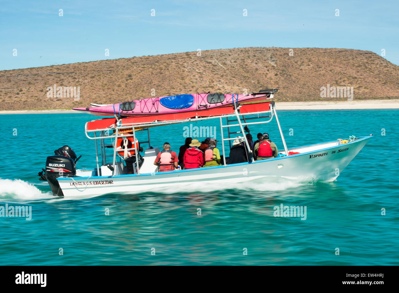 Mexiko, Baja, Lapaz, Espiritu Santo. Touristen im Boot fahren. Stockfoto