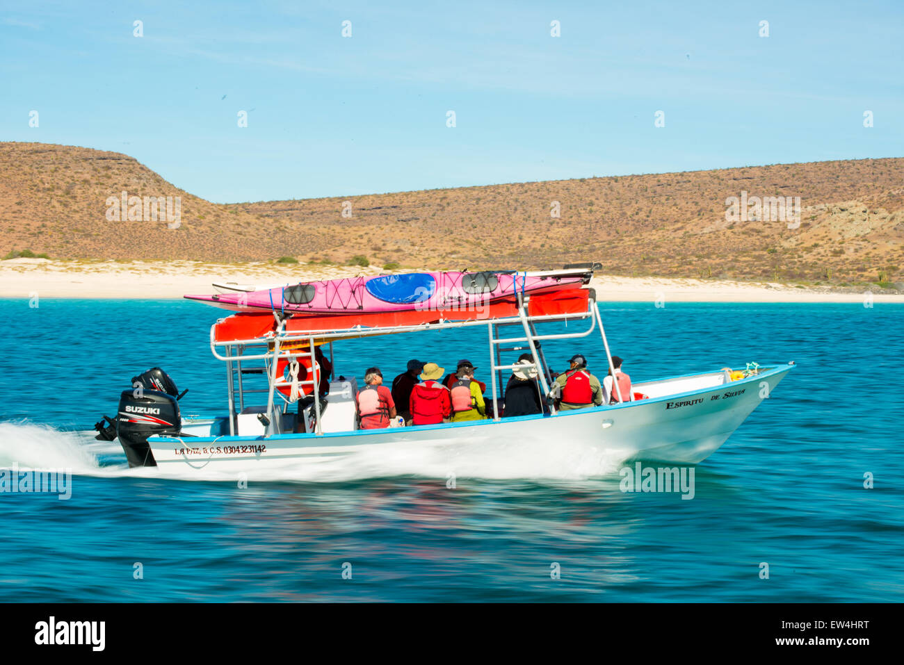 Mexiko, Baja, Lapaz, Espiritu Santo. Touristen im Boot fahren. Stockfoto