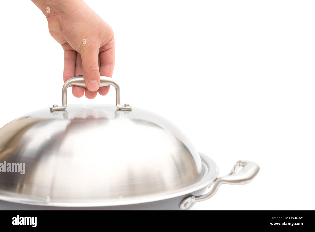 Hand, heben Sie den Deckel der Wok auf weiß, Nahaufnahme Stockfoto