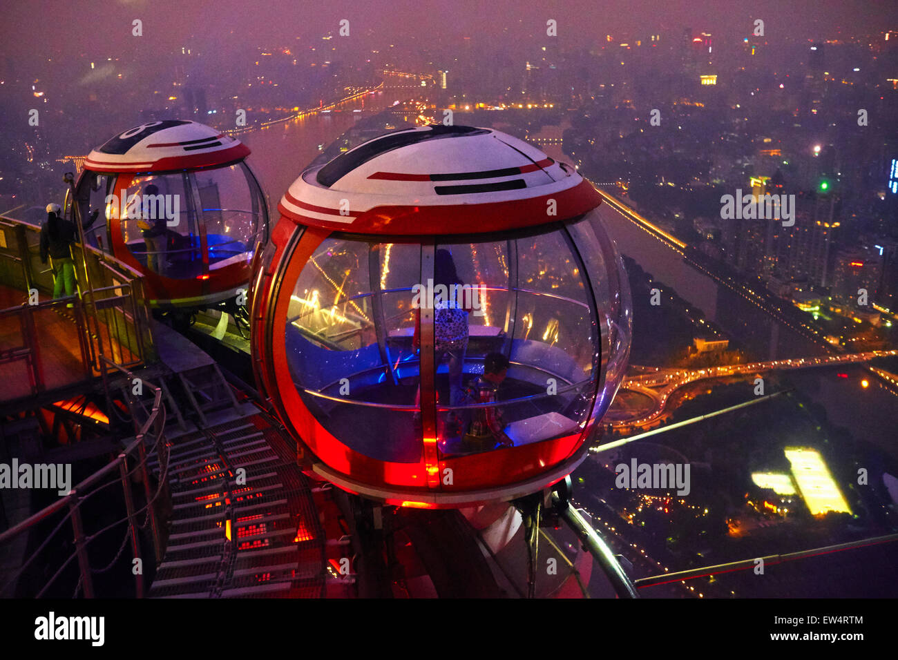 China, Provinz Guangdong, Guangzhou oder Kanton, Zhujiang New City, Fernsehturm, Riesenrad Stockfoto