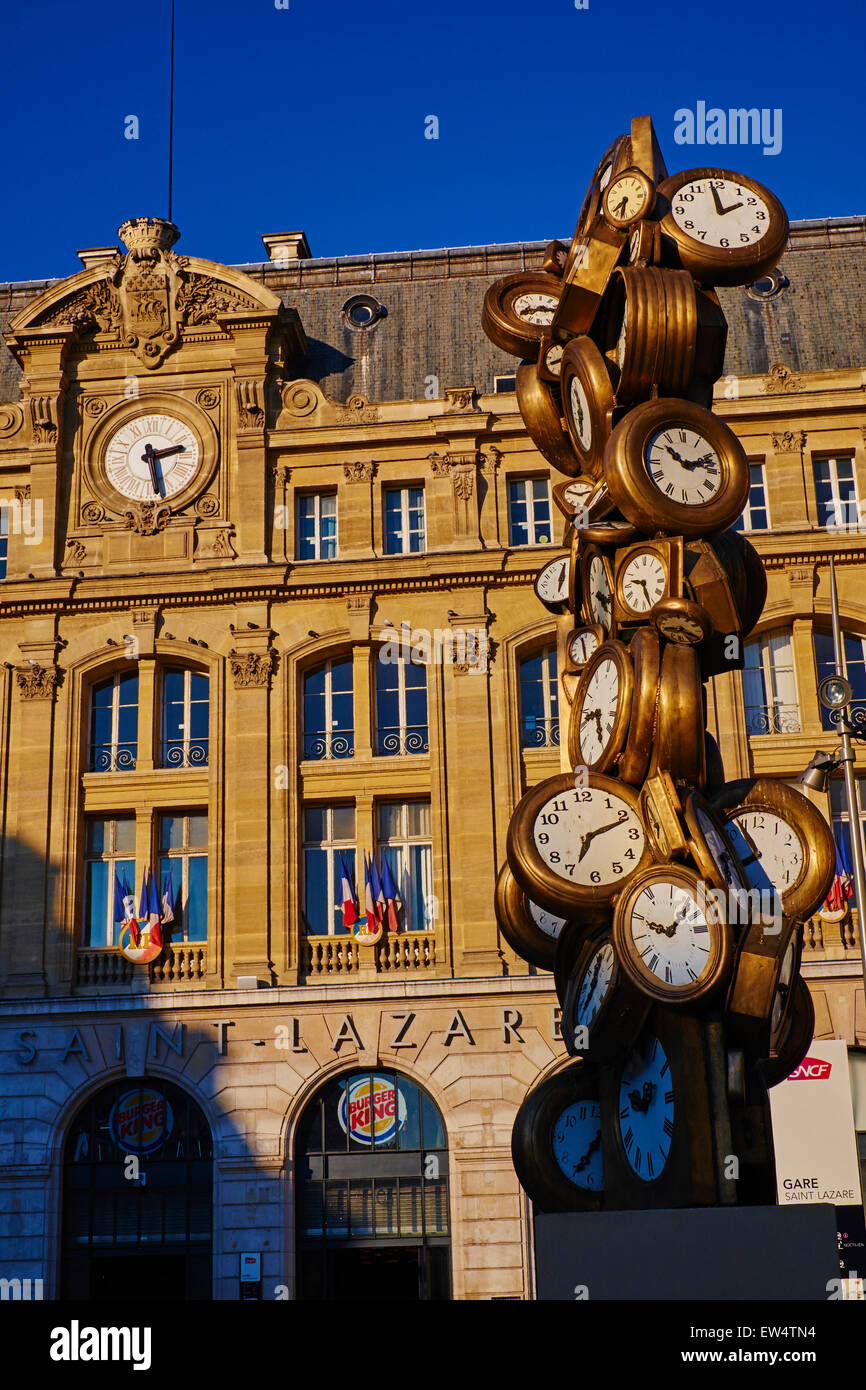 Frankreich, Paris, Saint-Lazare Bahnhof, L'Heure de Tous des Künstlers Arman Stockfoto