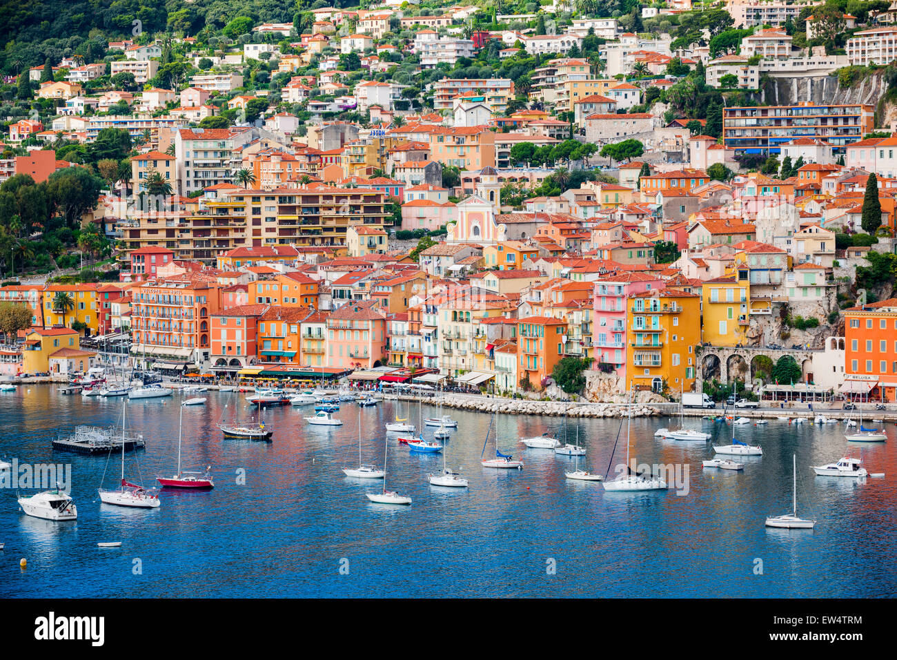 VILLEFRANCHE-SUR-MER, Frankreich-1. Oktober 2014: Bunte Uferpromenade des malerischen Côte d ' Azur mit Freizeit Boote Anker Stockfoto