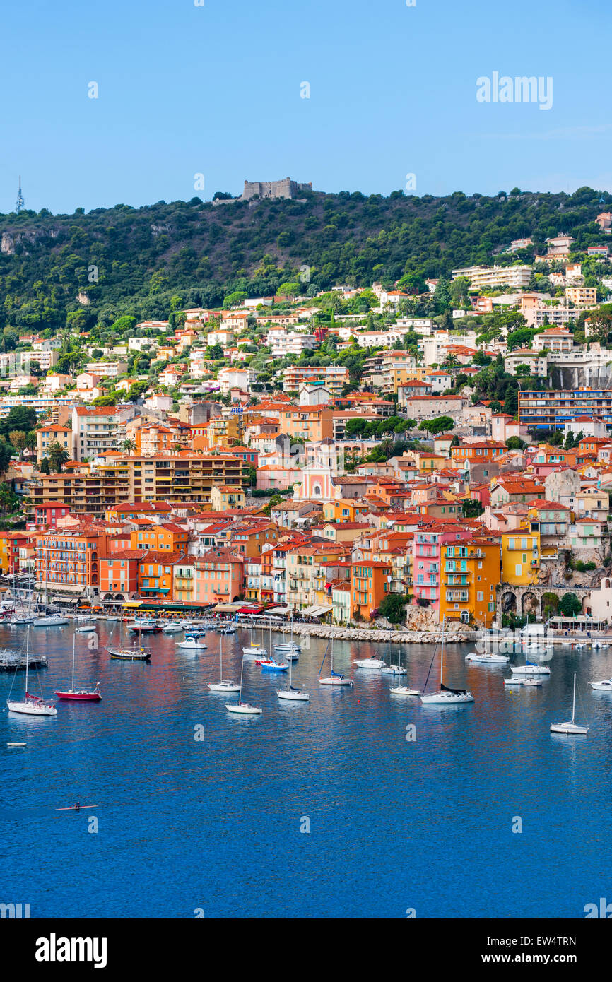 VILLEFRANCHE-SUR-MER, Frankreich-1. Oktober 2014: Küstenblick auf malerische Côte d ' Azur-Stadt mit Freizeitboote verankert in har Stockfoto