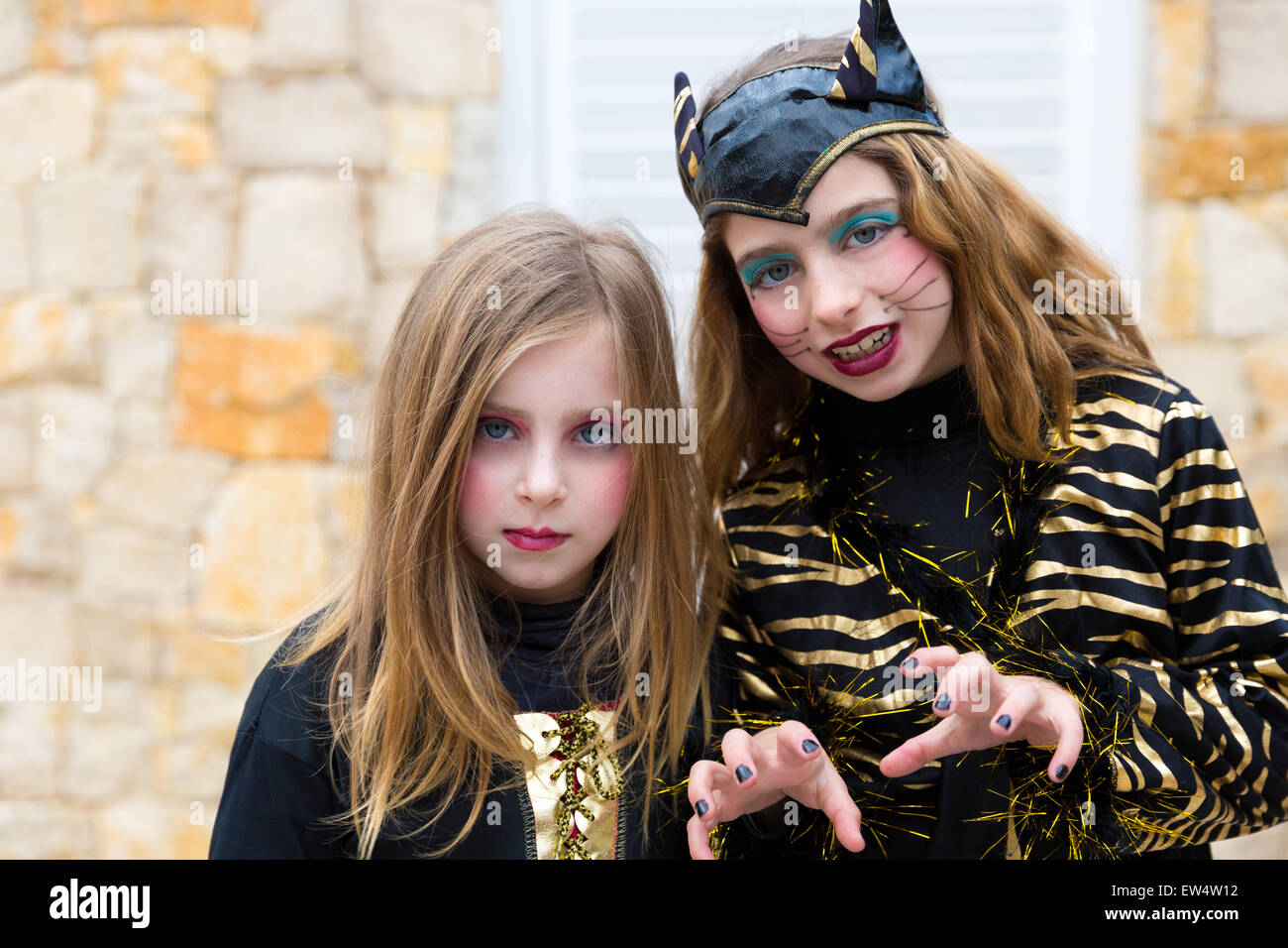 Halloween Kind Schwester Mädchen Kostüm erschrecken Geste im Aussenbereich Stockfoto