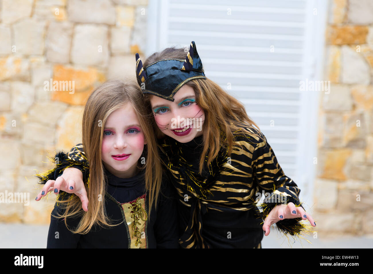 Halloween Kind Schwester Mädchen Kostüm erschrecken Geste im Aussenbereich Stockfoto