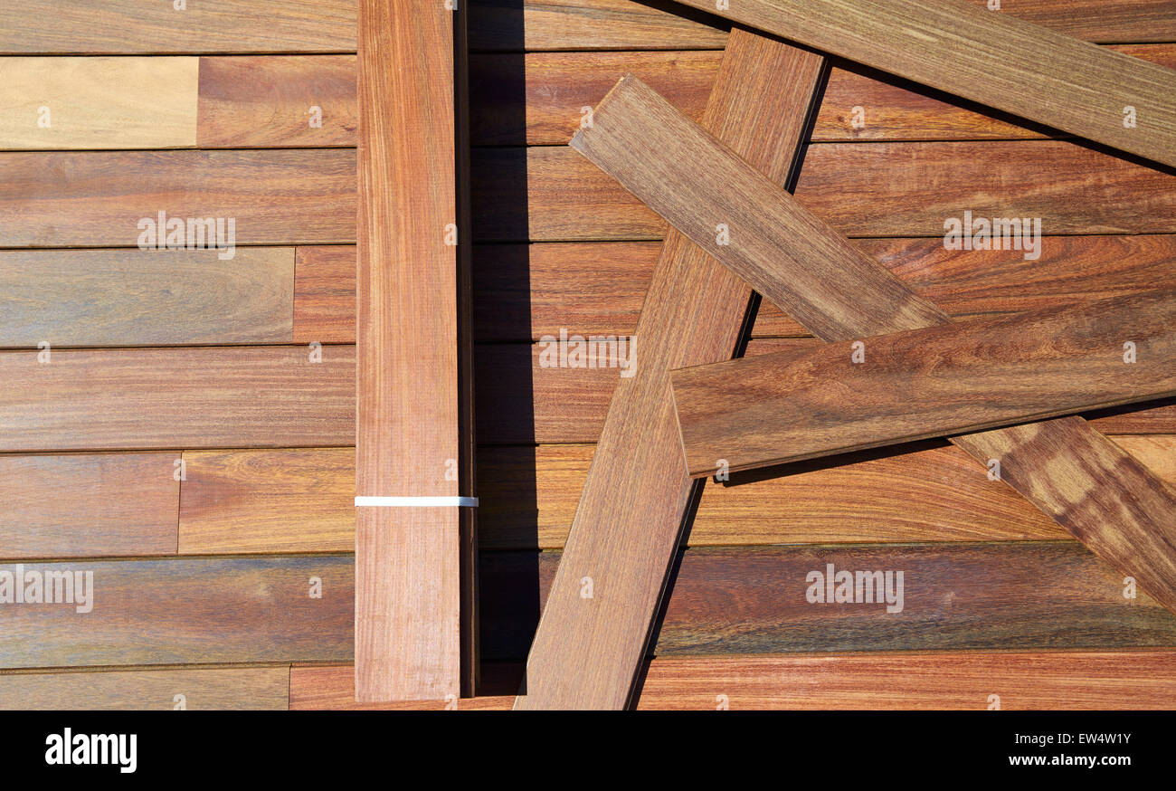 IPE decking Installation mit Holzlatten und Bodenbelag Hintergrund Stockfoto