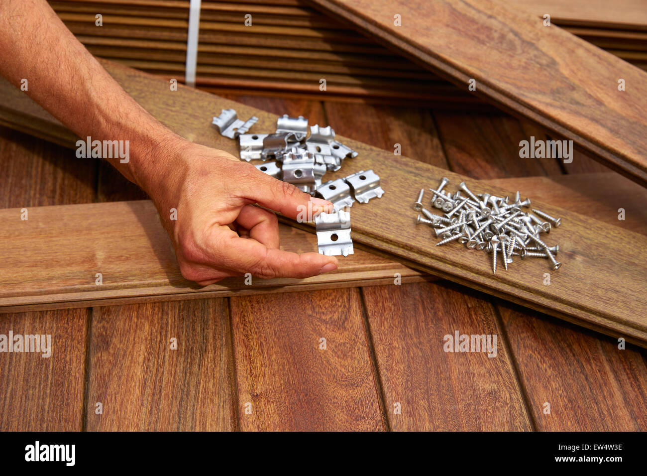 IPE Terrassendielen Deck Holz Montage Schrauben, Clips und Befestigungen Stockfoto