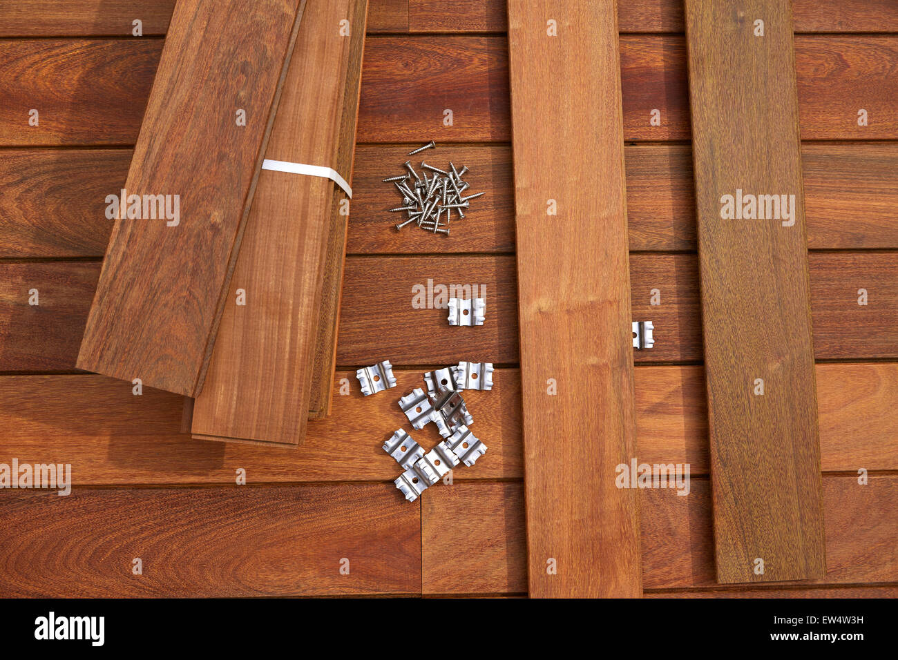 IPE Terrassendielen Deck Holz Montage Schrauben, Clips und Befestigungen Stockfoto