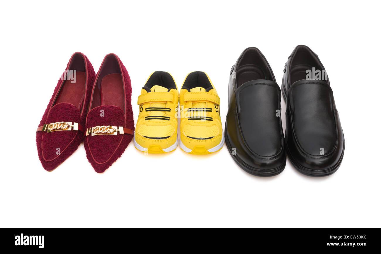 drei Paar Schuhe für Vater-Mutter und Sohn auf weiß mit Beschneidungspfad, Familienkonzept Stockfoto