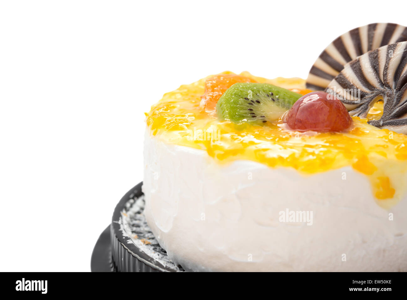 leckeren Kuchen auf weiß mit Traube orange Kiwi und Schokolade am besten, Clipping-Pfad enthalten Stockfoto