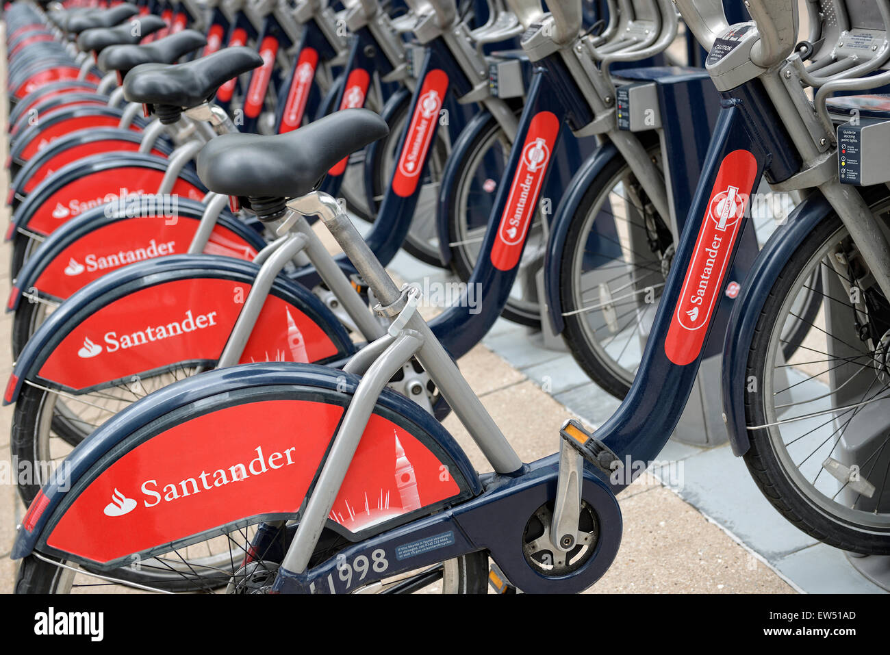 Santander-Zyklus Boris Leihräder an eine Docking-Station, London, England, UK. Stockfoto