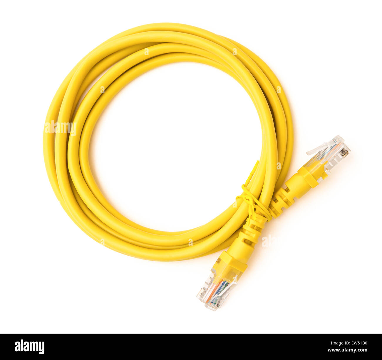 Ansicht von oben gelb RJ45 Computernetzwerk Anschlusskabel auf weiß mit Beschneidungspfad Stockfoto