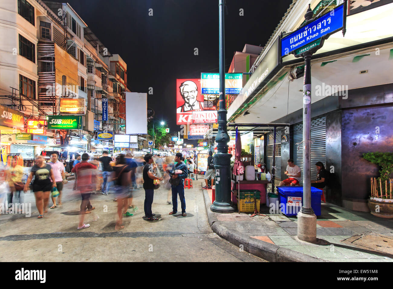 Bangkok, Thailand - April 17,2015: Unidentified Touristen zu Fuß entlang der Khao San Road in der Nacht, die berühmteste Straße in Bangkok Stockfoto