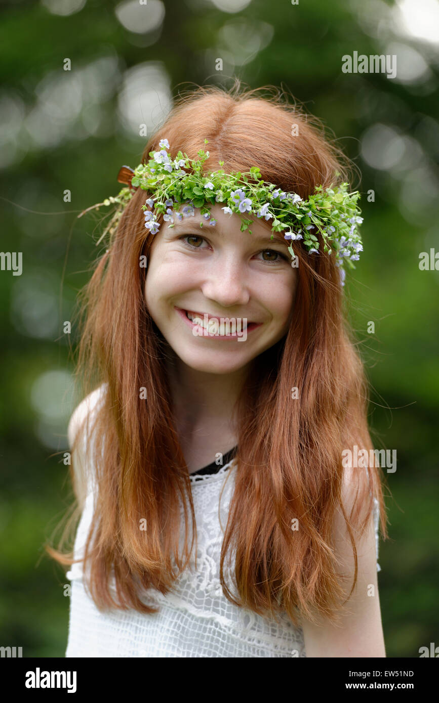 Blumenkind Mädchen mit Blumen-Kranz im Haar Stockfoto