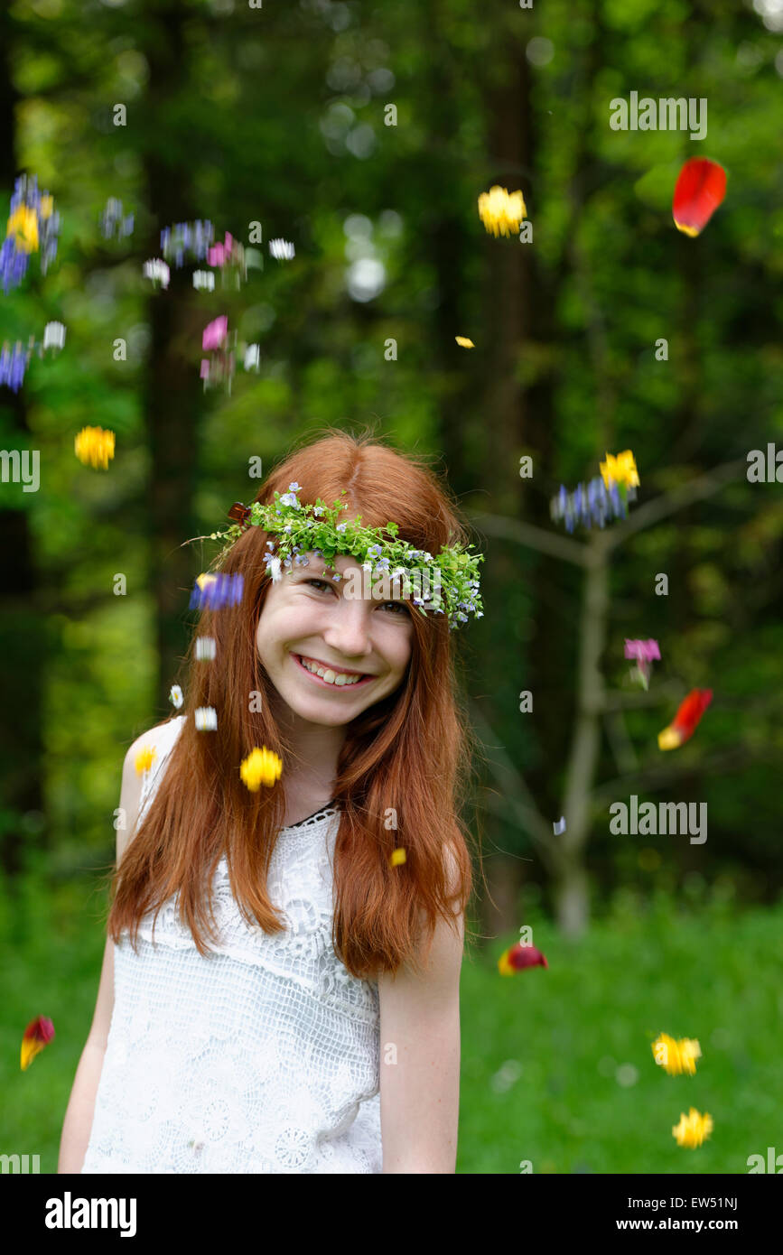 Blumenkind, Mädchen mit Blumen-Kranz im Haar, Blumen regnen Stockfoto
