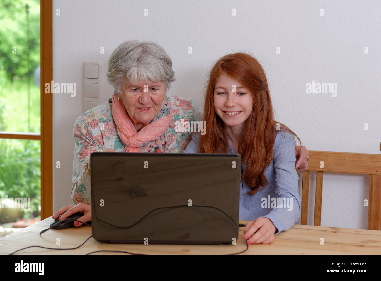 Enkelin und Großmutter mit Laptop, Bayern, Deutschland Stockfoto