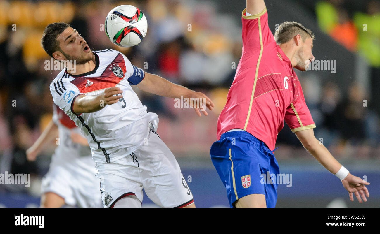 Prag, Tschechische Republik. 17. Juni 2015. Kevin Volland (L) und Aleksandar Pantic Serbien Deutschlands wetteifern um die Kugel während der UEFA-U21-Europameisterschaft 2015 Gruppe A Fussball Match zwischen Deutschland und Serbien im Letná-Stadion in Prag, Tschechische Re Stockfoto