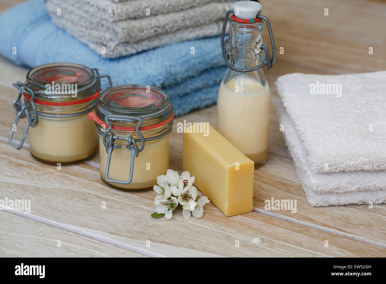 Seife mit Frottierwäsche, body-Lotion in Gläsern, Blume Stockfoto