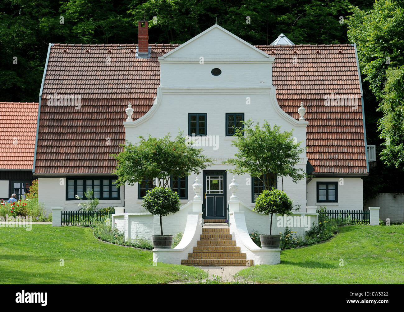 Ein Blick auf die restaurierte Terrasse mit Aussentreppe auf der ursprünglichen Gründung am Museum Barkenhoff in Worpswede, Deutschland, 17. Juni 2015. Mit dem Neubau der Terrasse Umgebung ist die Wiederherstellung des Gartens Jugendstil abgeschlossen. Über o Stockfoto