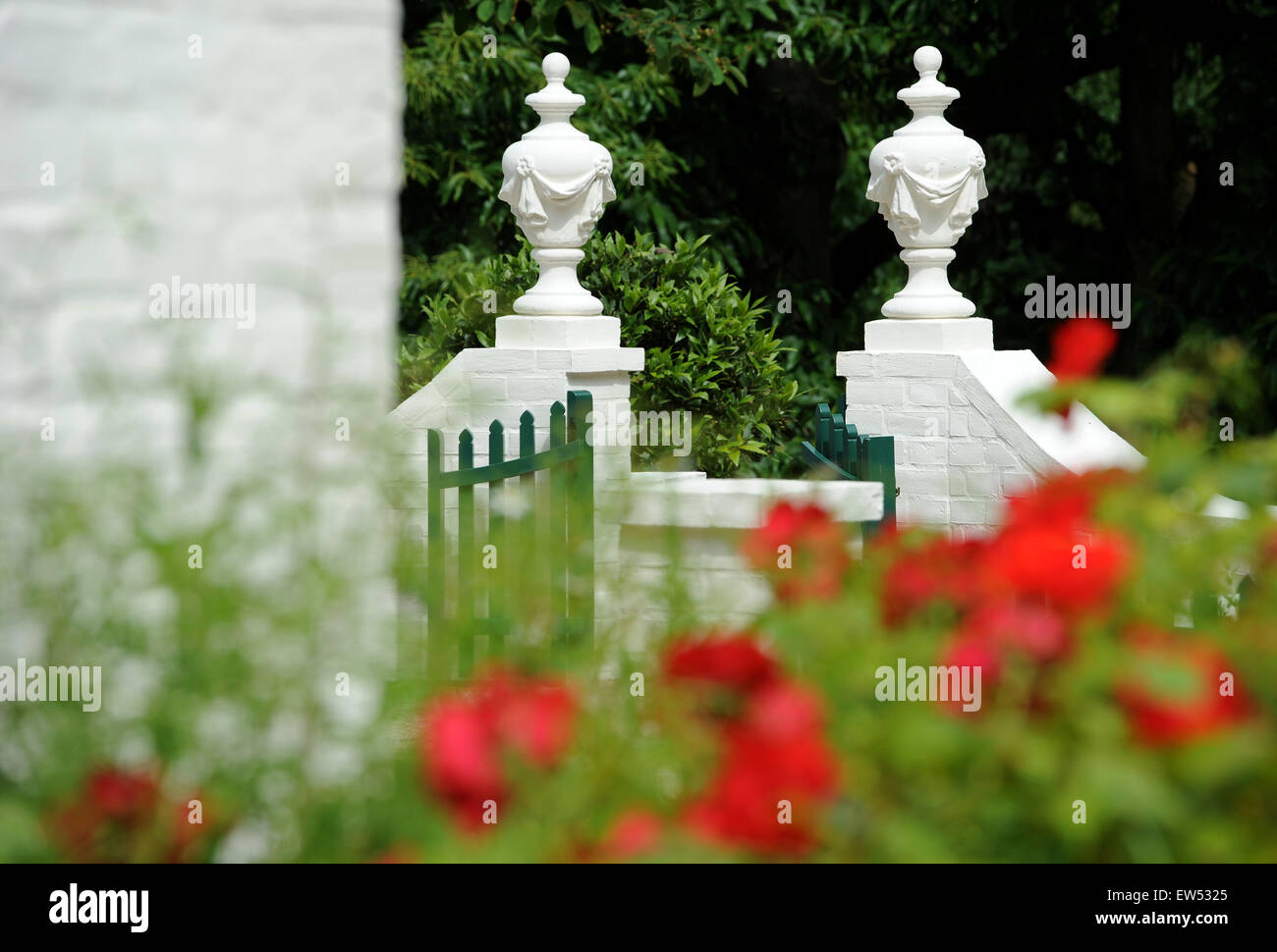 Ein Blick auf die restaurierte Terrasse mit Aussentreppe auf der ursprünglichen Gründung am Museum Barkenhoff in Worpswede, Deutschland, 17. Juni 2015. Mit dem Neubau der Terrasse Umgebung ist die Wiederherstellung des Gartens Jugendstil abgeschlossen. Über o Stockfoto