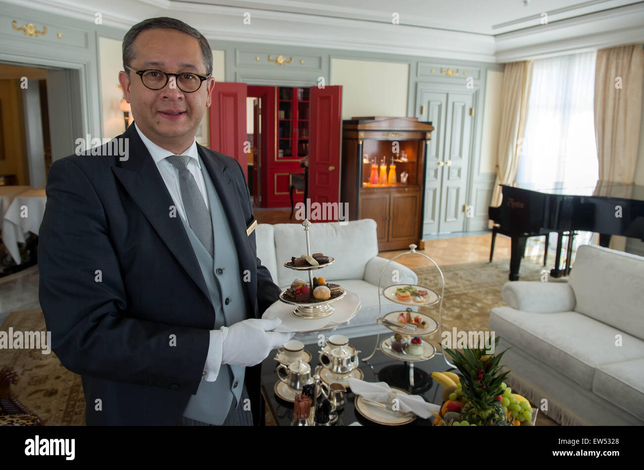 Ricardo, Butler im Hotel Adlon, steht in der Präsidentensuite im Hotel Adlon in Berlin, Deutschland, 17. Juni 2015. Königin Elizabeth II ist es, bei ihrem Besuch im Zimmer übernachten. Foto: Tim Brakemeier/dpa Stockfoto