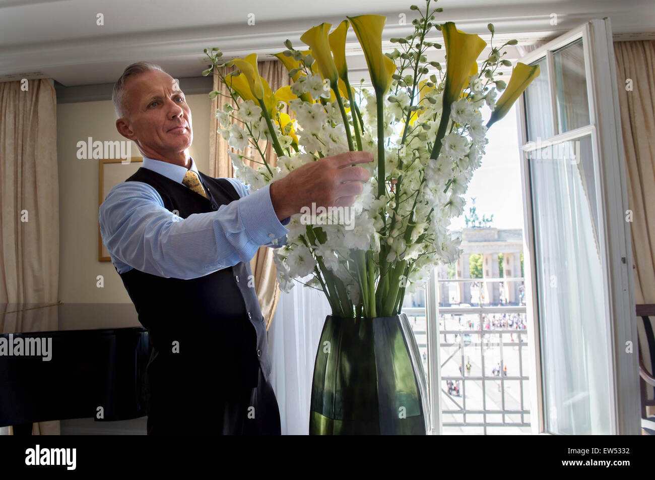 Mario Weidner, Blumengeschäft im Hotel Adlon, richtet ein Bouquet von gelben Calla Lilien und weißen Rittersporn in der Präsidentensuite im Hotel Adlon in Berlin, Deutschland, 17. Juni 2015. Königin Elizabeth II ist es, bei ihrem Besuch im Zimmer übernachten. Foto: Tim Br Stockfoto