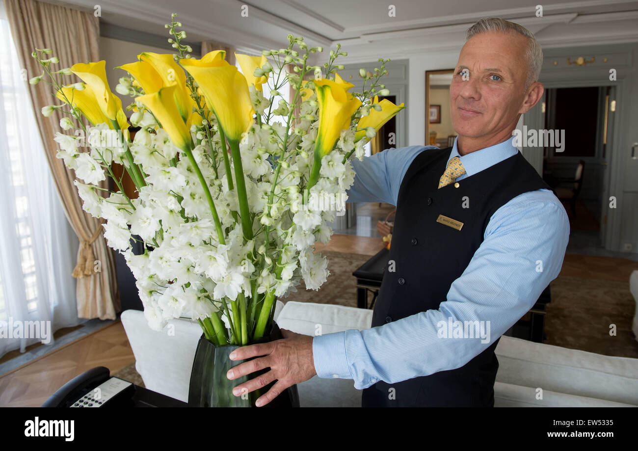 Mario Weidner, Blumengeschäft im Hotel Adlon, richtet ein Bouquet von gelben Calla Lilien und weißen Rittersporn in der Präsidentensuite im Hotel Adlon in Berlin, Deutschland, 17. Juni 2015. Königin Elizabeth II ist es, bei ihrem Besuch im Zimmer übernachten. Foto: Tim Br Stockfoto
