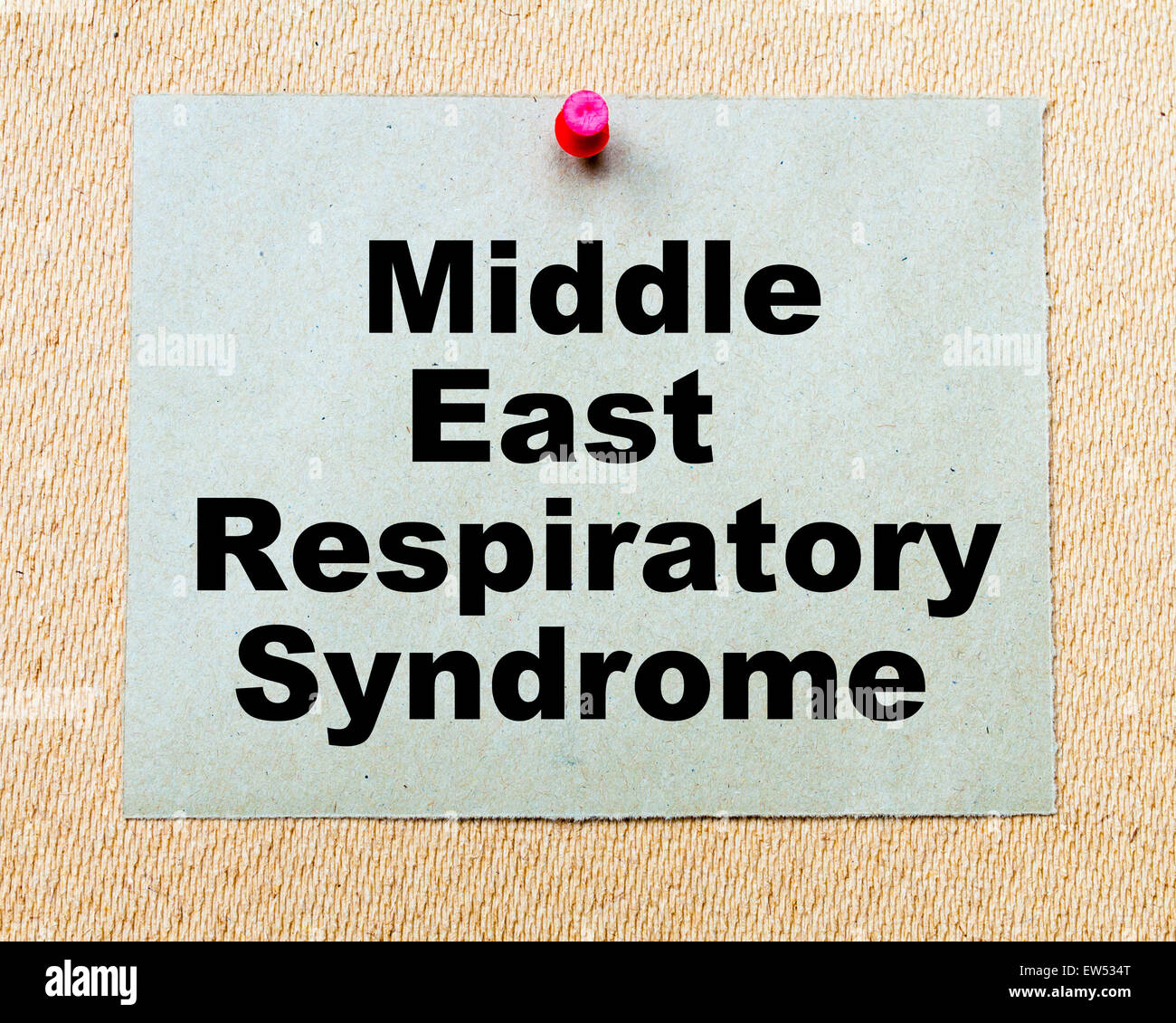 Nahen Osten respiratorisches Syndrom geschrieben auf Papier-Schuldbrief auf Holzbrett mit rote Reißzwecke merken. Im Gesundheitswesen Konzeptbild Stockfoto