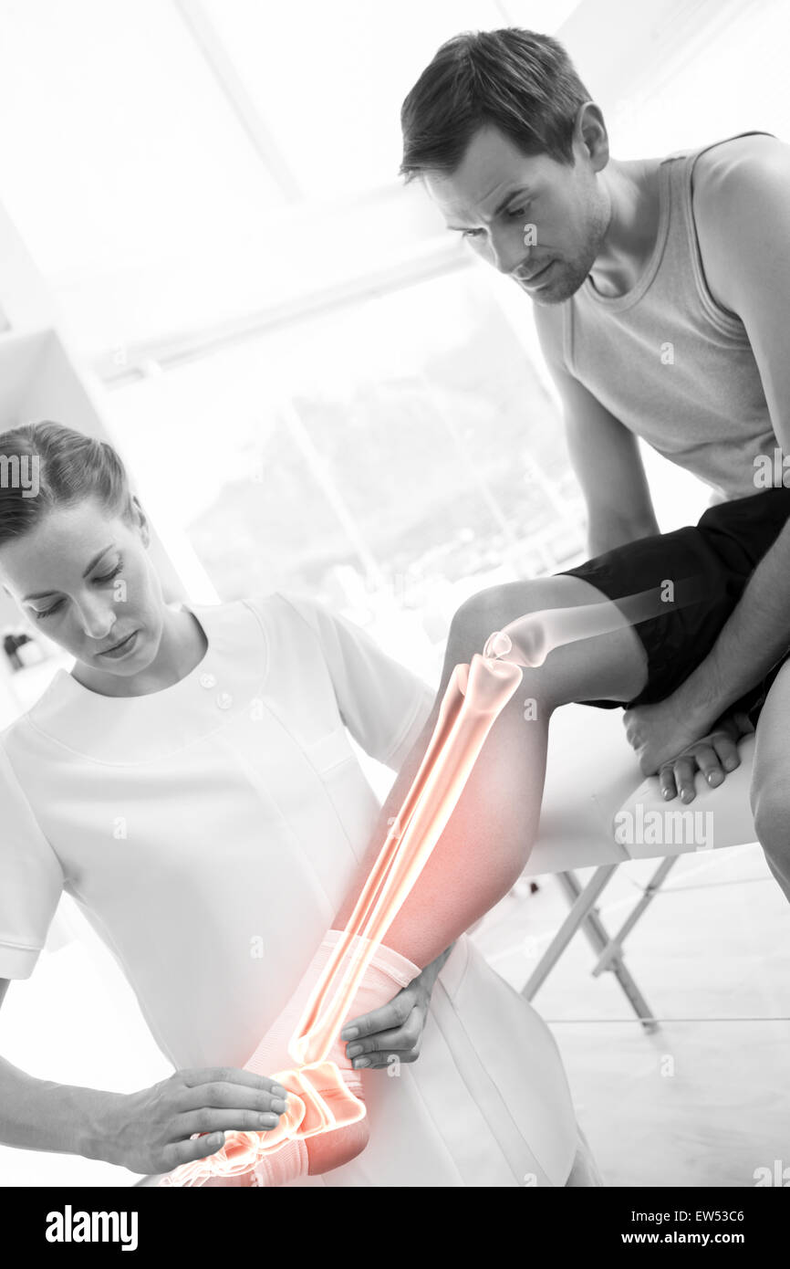 Hervorgehobene Knie verletzten Mannes im Physiotherapeut Stockfoto