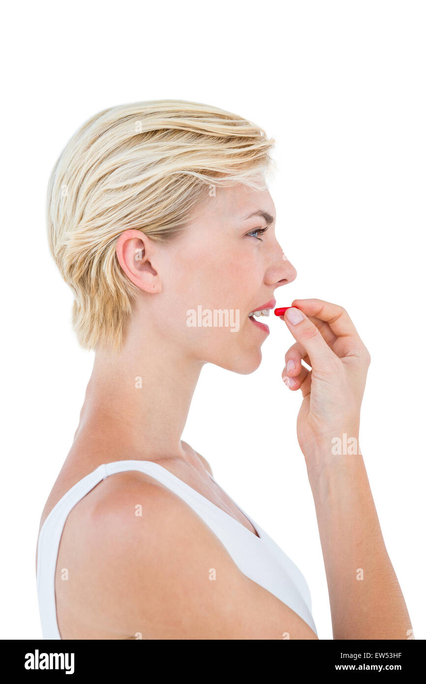 Hübsche blonde Frau bereit, rote Pille schlucken Stockfoto
