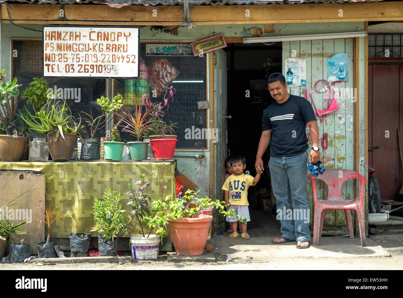 Malay Vater und Sohn in Kampong Baharu, einem Dorf in der Gemeinschaft innerhalb der Stadt Kuala Lumpur enthalten Stockfoto