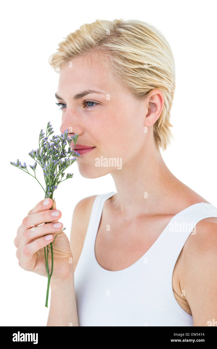 Wunderschöne blonde Frau Blumen riechen Stockfoto