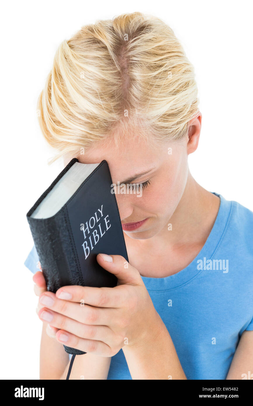 Hübsche blonde Frau Holding Bibel Stockfoto