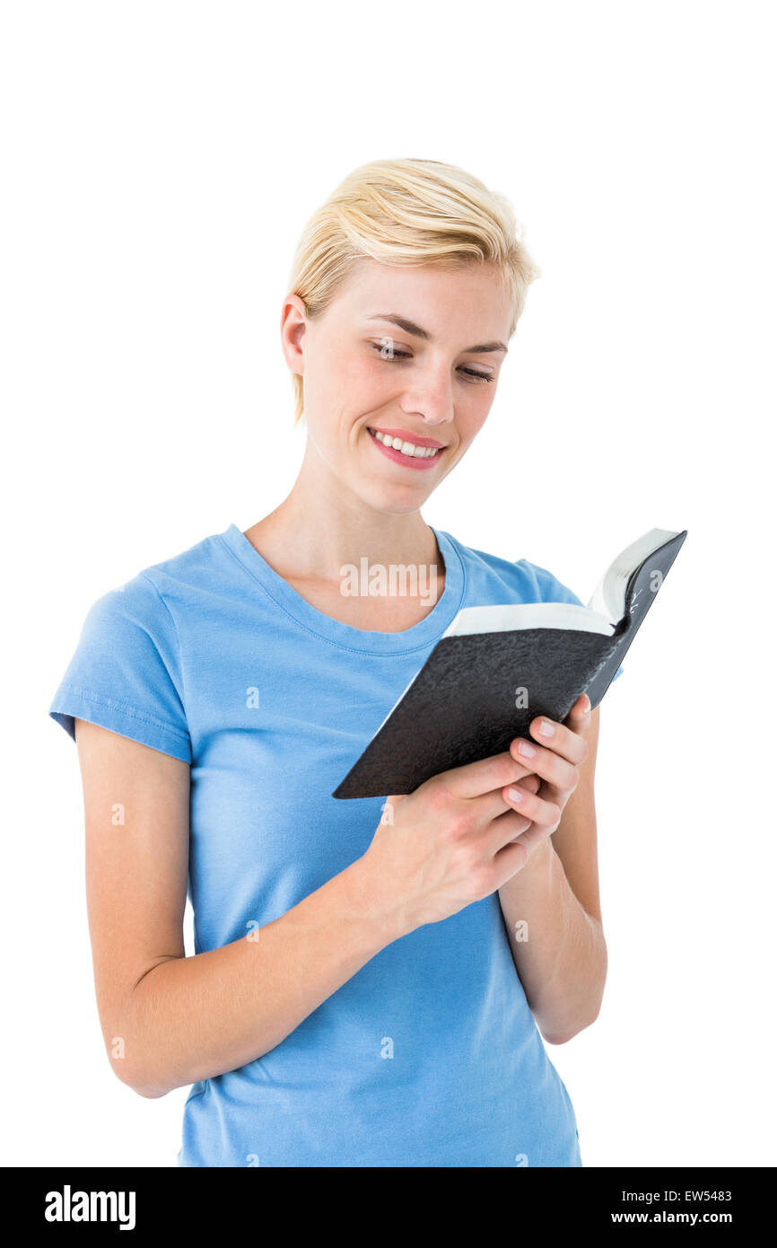 Hübsche blonde Frau lesen Bibel Stockfoto