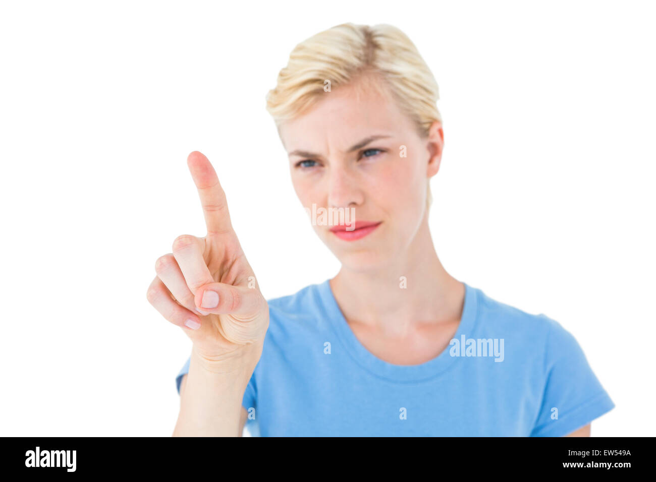 Ernsthafte blonde Frau zeigt mit dem finger Stockfoto