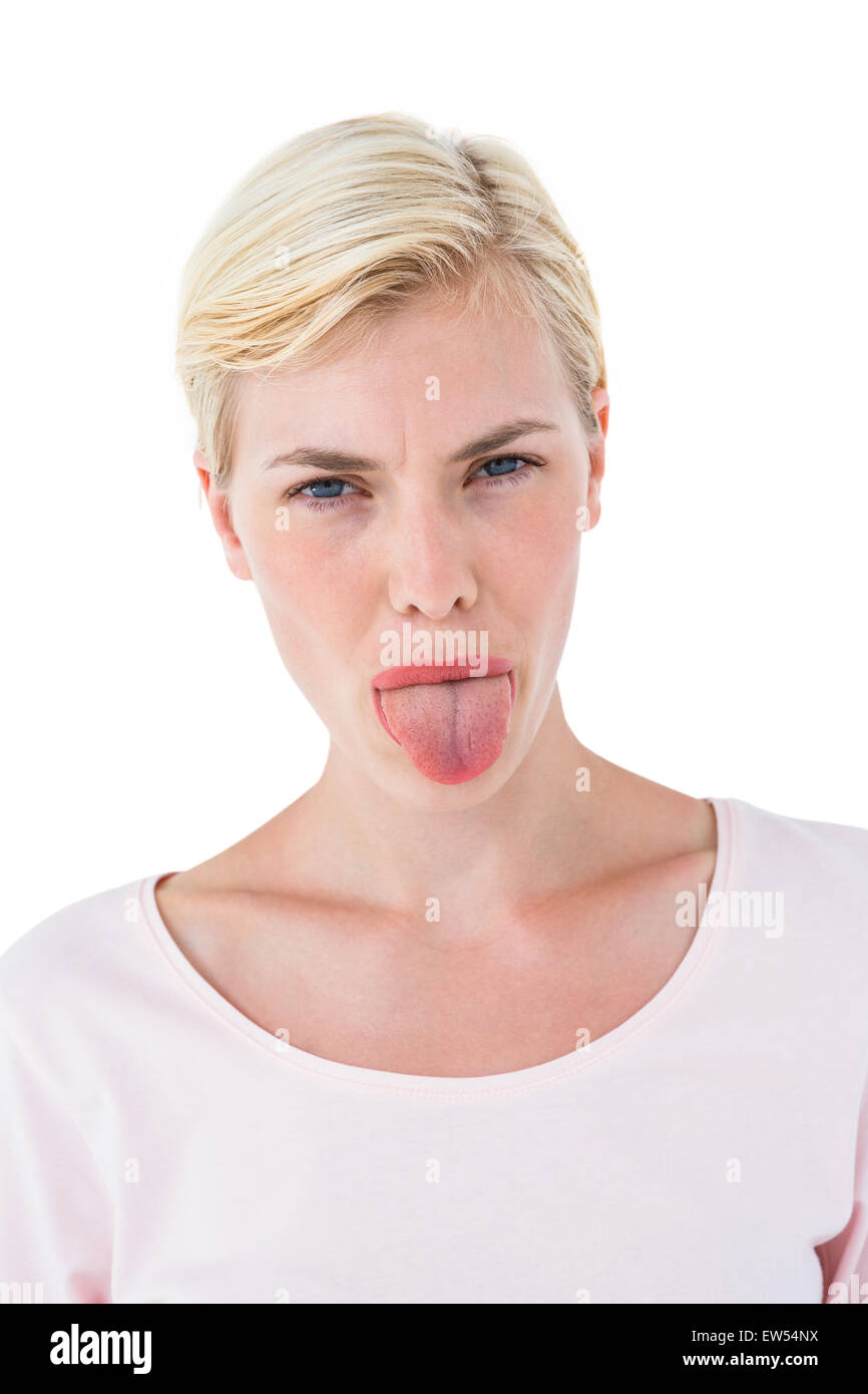 Blonde Frau, die ihre Zunge heraus Stockfoto