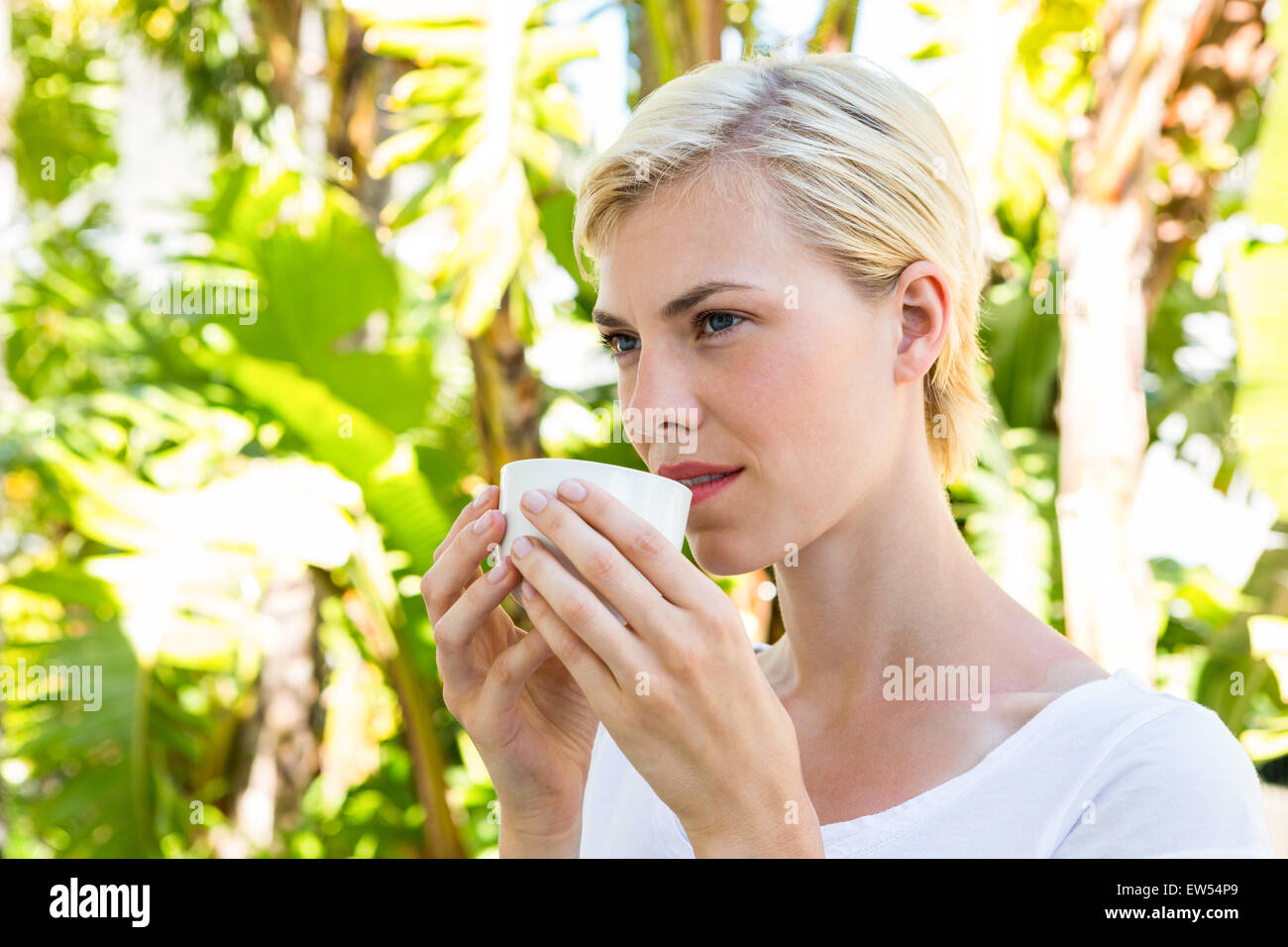 Attraktive blonde Frau heißen Getränk trinken Stockfoto