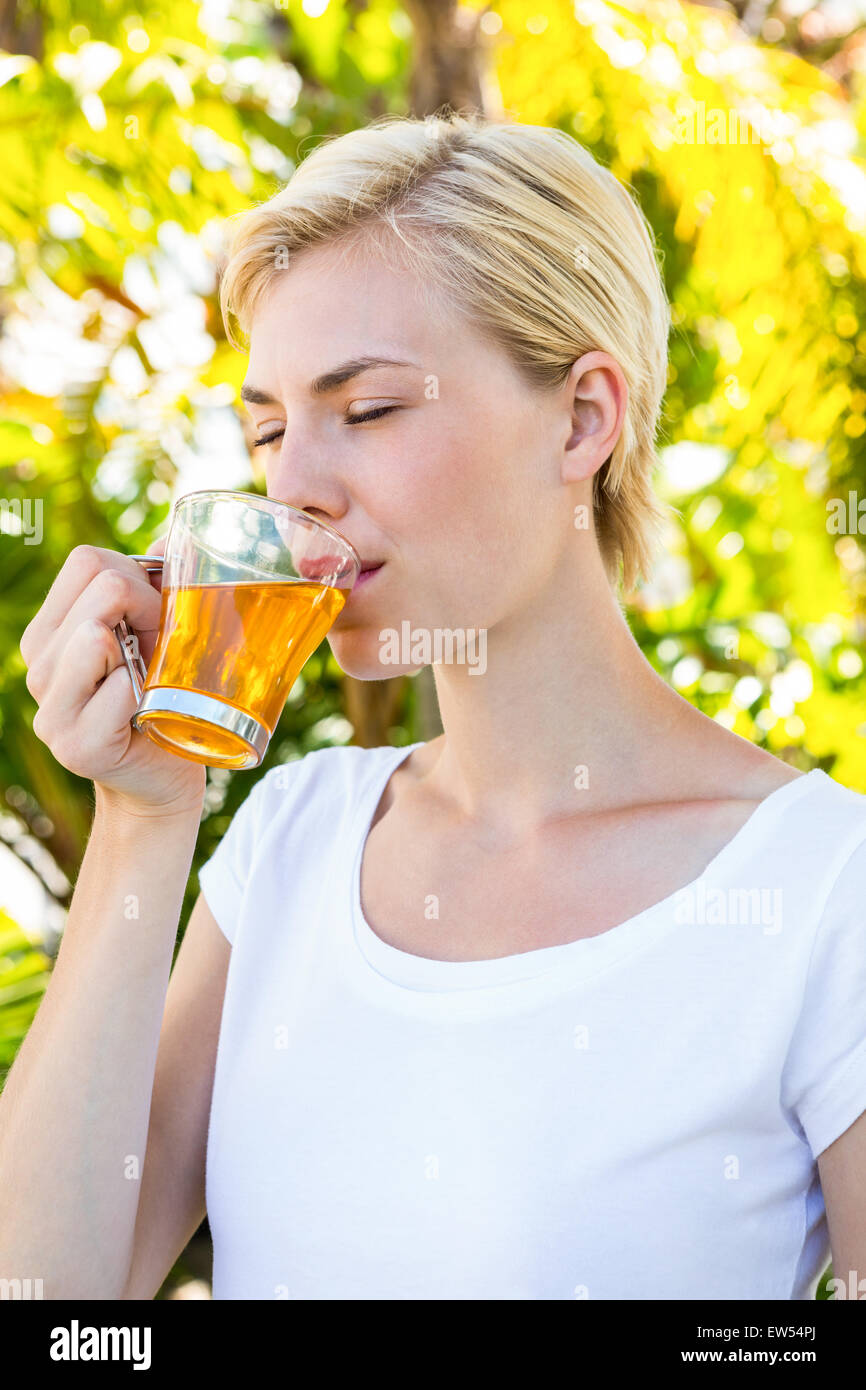 Attraktive blonde Frau Tee trinken Stockfoto